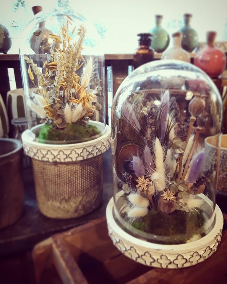  Cloches de fleurs séchées.